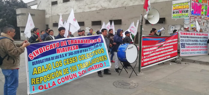 Plantón en Hialpesa contra cese colectivo.