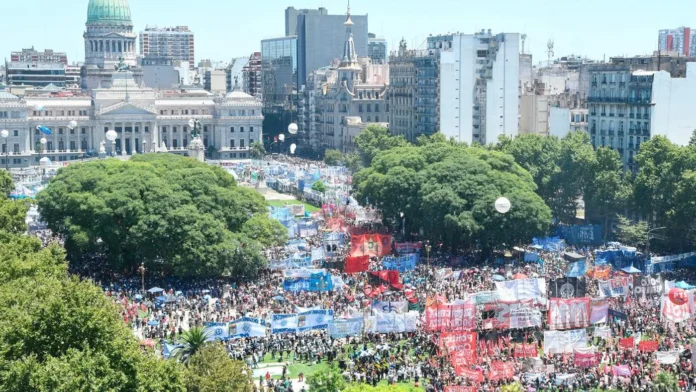Argentina-Concentracion-el-paro-general-frente-al-congreso